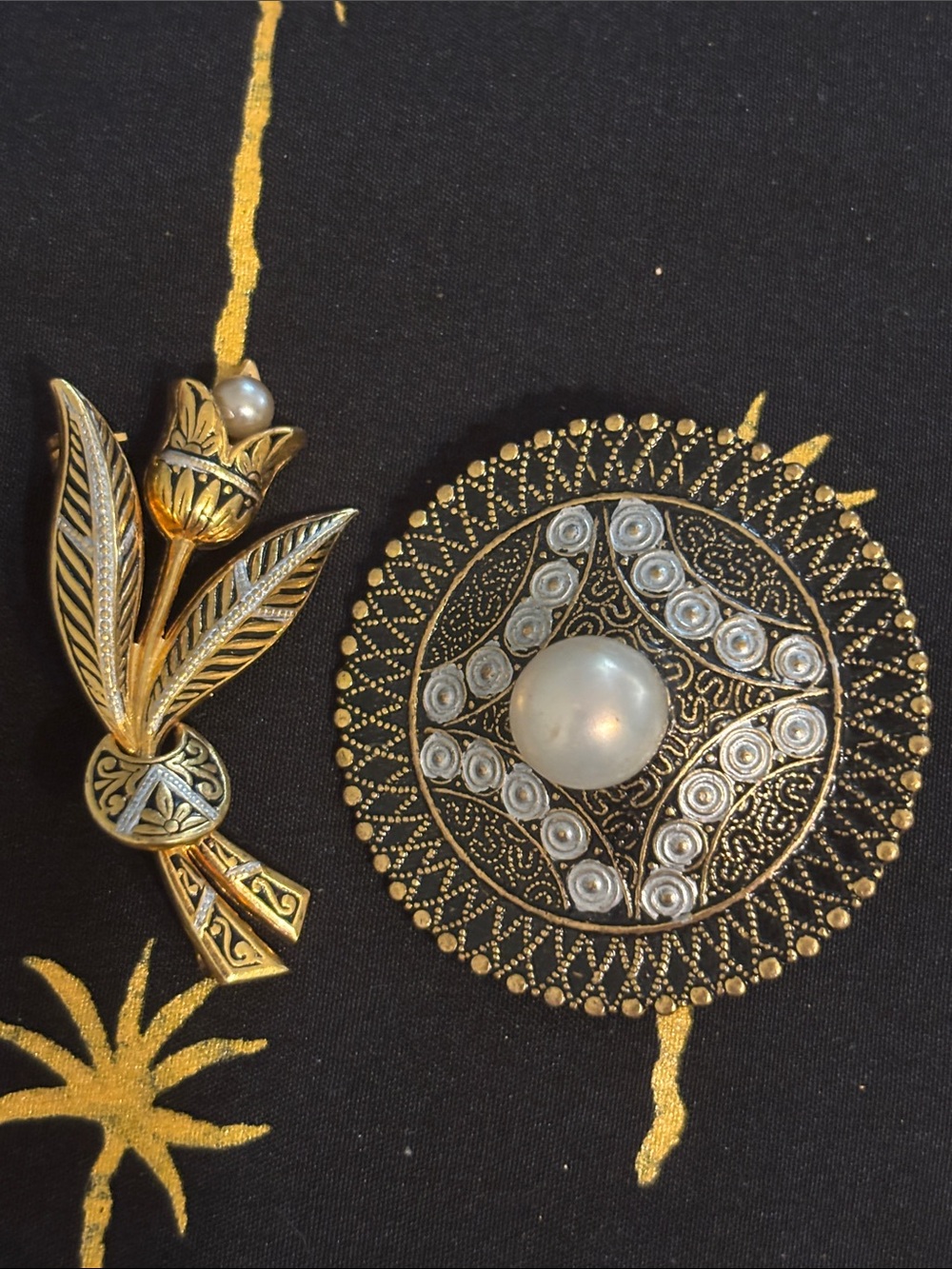 Set vintage damascence gold pearl brooch pins